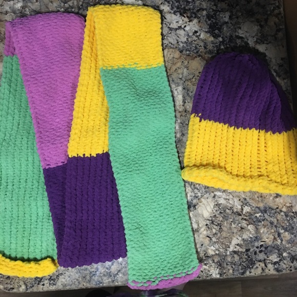 “Rapunzel” colored knitted hat and scarf - Picture 1 of 3